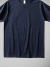 Detalhe da gola a em camiseta azul-marinho masculina premium