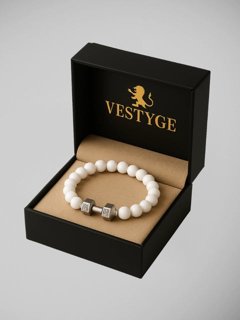 Pulseira branca com contas polidas e pingente de haltere em caixa premium Vestyge.

