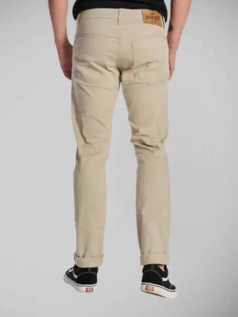 Calça masculina areiaem sarja com corte reto, acabamento liso e caimento sofisticado no estilo clássico


