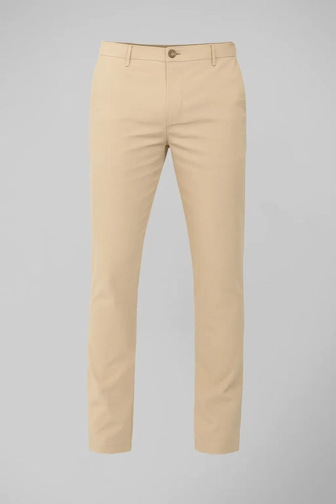 Calça masculina areiaem sarja com corte reto, acabamento liso e caimento sofisticado no estilo clássico

