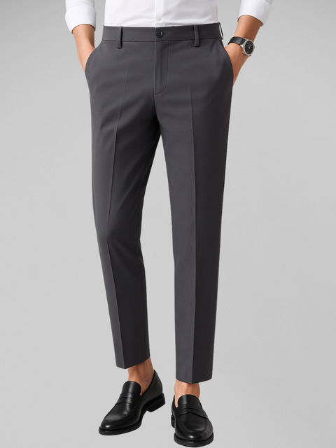 Close da calça de alfaiataria cinza escuro em homem com camisa branca, relógio preto e mocassim, destacando caimento slim reto e estilo Quiet Luxury.