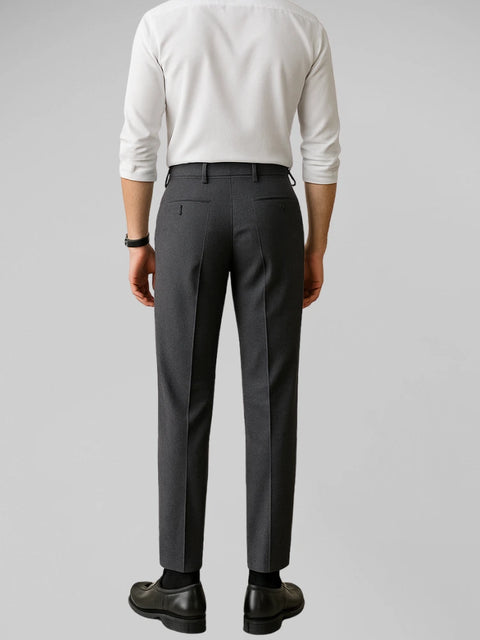 Close da calça de costas alfaiataria cinza escuro em homem com camisa branca, relógio preto e mocassim, destacando caimento slim reto e estilo Quiet Luxury.
