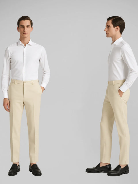Homem em pé com postura ereta, vestindo calça de alfaiataria ivory em fundo branco, mostrando caimento preciso e acabamento refinado no estilo Old Money.