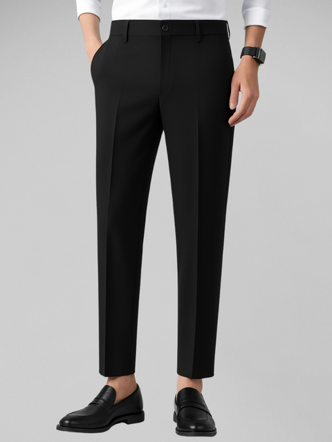 Close da calça de alfaiataria preta em homem com camisa branca e relógio escuro, destacando corte reto e acabamento refinado, em fundo branco.