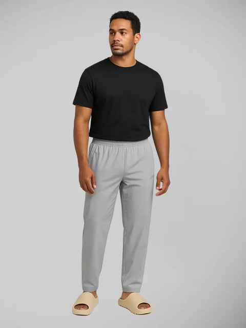Modelo vestindo Calça masculina de moletom cinza com corte reto
