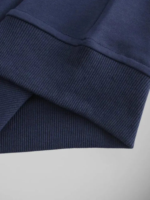 Detalhe da barra em ribana da blusa masculina azul marinho

