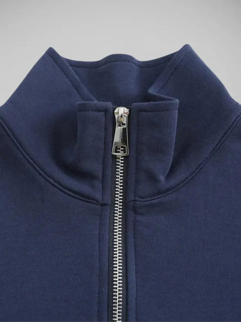 Zíper frontal metálico com acabamento reforçado na gola alta da blusa masculina


