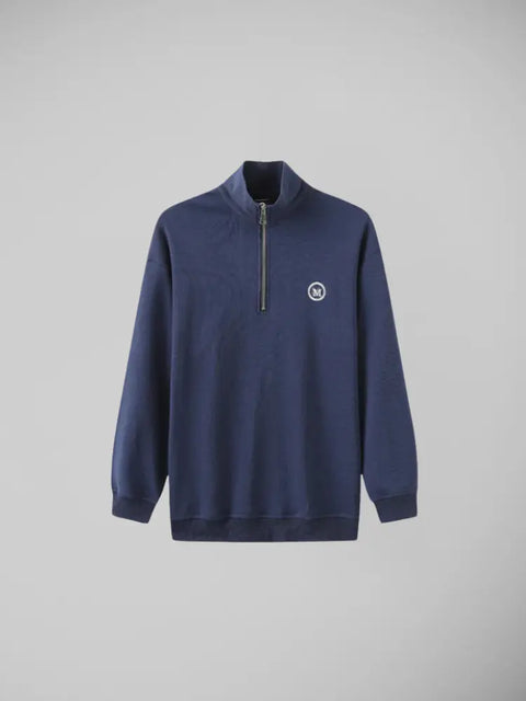 Blusa masculina azul marinho com gola alta, zíper metálico e logo minimalista no peito