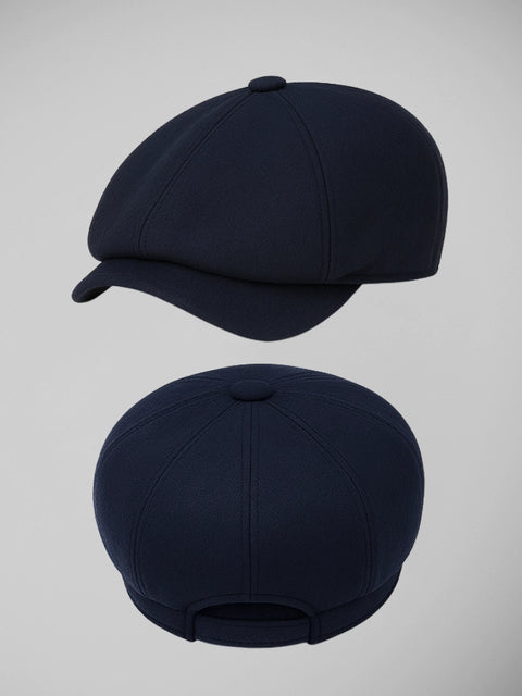 Boina masculina azul marinho com corte clássico, vista lateral e traseira com acabamento arredondado e botão central