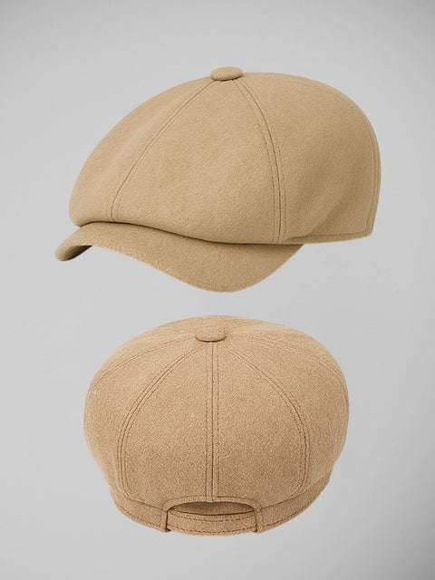 Boina masculina bege vista de lado e por trás, com aba curva e botão superior no estilo Gatsby clássico