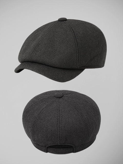 Boina masculina cinza escuro com textura discreta e estilo europeu, mostrada de lado e por trás

