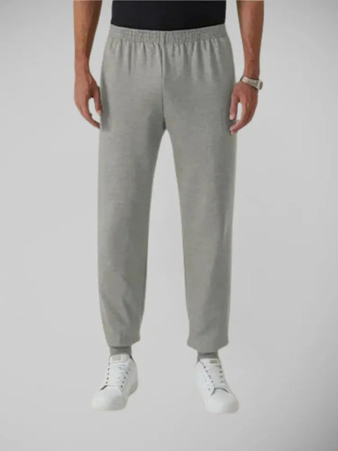 Calça masculina de moletom cinza com corte reto vista frontal