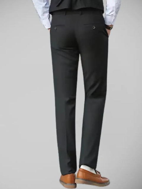 Vista traseira da calça social preta com bolsos embutidos.