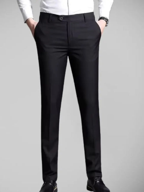 Calça social masculina preta com corte slim e camisa branca.