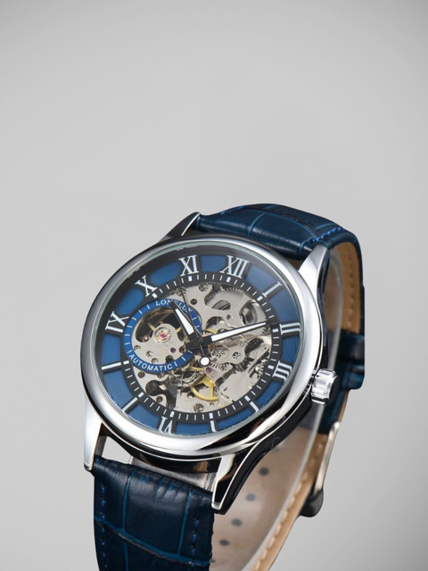 Relógio masculino automático com mostrador skeleton e pulseira de couro azul, ângulo frontal detalhado

